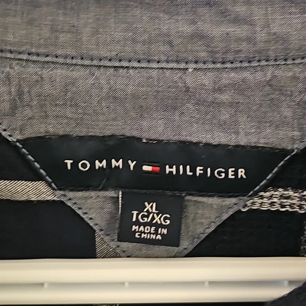 #93 Tommy Hilfiger button down top - Picture 2 of 8